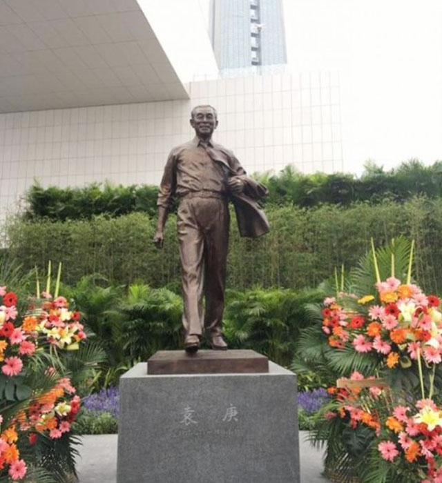 袁庚雕塑南山揭幕傳遞“向前走，莫回頭”的時代精神