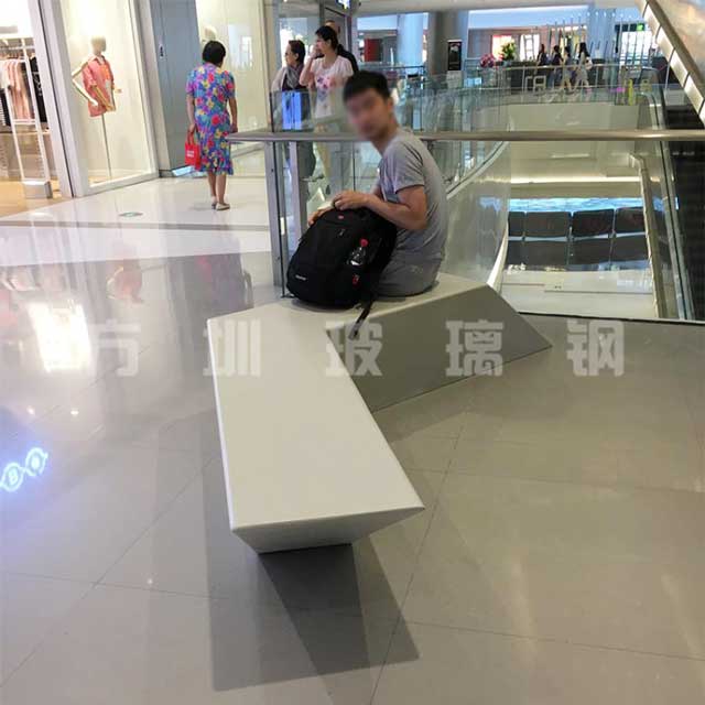 方圳玻璃鋼休閑椅現身武漢黃浦商場