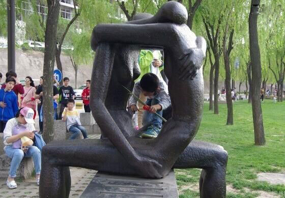 網友吐槽愛情雕塑尺度大，讓中年阿姨面紅臉赤