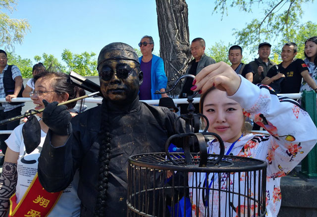 活體雕塑藝術表現形式，真假難辨的行為藝術
