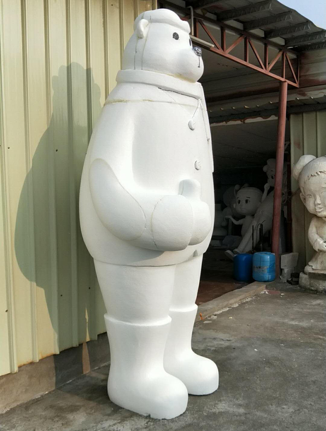 方圳為東南物業定制的玻璃鋼迎賓熊卡通雕塑完工