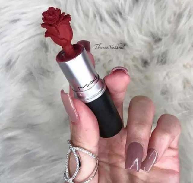 口紅做雕塑，網友：有錢人才能想到這樣去玩啊！