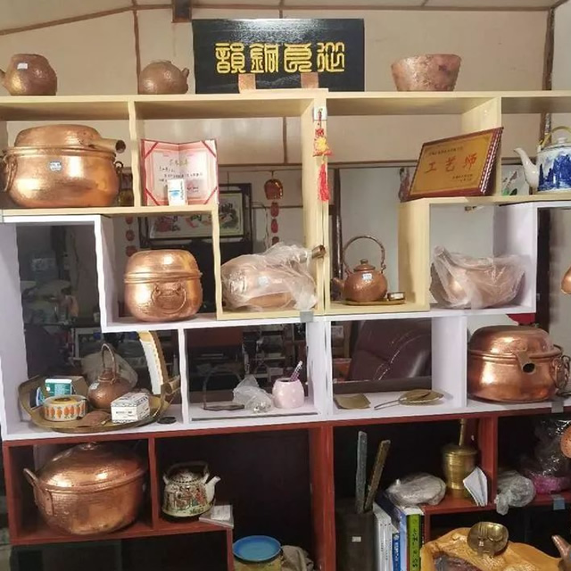 走進小村子散發銅藝制品的光芒