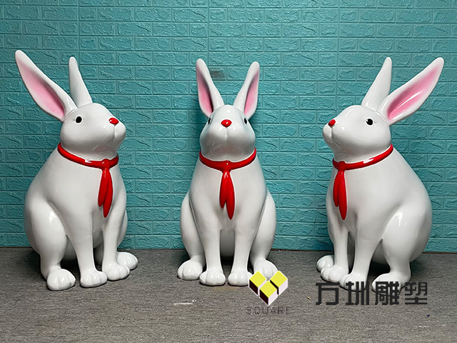 商場小區玻璃鋼兔子組合雕塑
