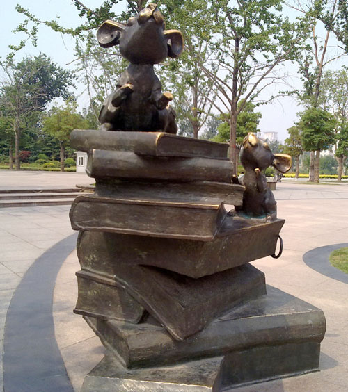 學校玻璃鋼書本雕塑